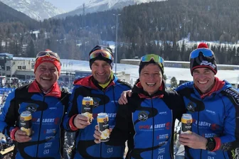 „Von Sonnenauf- bis Sonnenuntergang“: Ultraläufer aus Klingenthal mag auch auf Skiern die langen Kanten - Thomas Ungethüm (rechts) stieß mit seinen Vereinskameraden Robby Neubert, Jörg Ungethüm und Felix Neubert auf den erfolgreich gemeisterten Engadin Skimarathon an.
