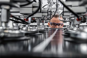 Von Sorgen und Lichtblicken in der Wirtschaft - Spitzenleistung anvisiert: Karsten Fuß beim finalen Check eines Solarstrommoduls im Prüflabor von Meyer Burger in Freiberg.