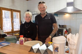 Von Spanien direkt ins Erzgebirge: Neustart in Imbiss am Fichtelberg - Neustart am Fichtelberg: Ivette Kaden und Matthias Lanzerath in ihrem Imbiss.