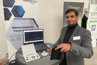 Von Speichen aus Stoff und schlauen Gummimatten: Chemnitzer Start-ups stellen sich vor - Rajarajan Ramalingame hat mit seinen Team der Firma Nanosen ein tastsensible Kunststoffmatte entwickelt.