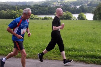 Von Sport bis Schalmeien: Was das Stauseefest in Noßwitz alles zu bieten hatte - Auch beim Laufen stand der Stausee im Mittelpunkt des Kurses, doch Zeit für einen Blick dahin blieb kaum. Links läuft mit dem Noßwitzer Klaus Zschögner der Älteste im Teilnehmerfeld.