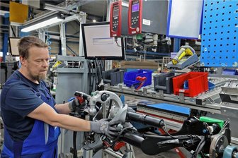 Von St. Egidien nach Shanghai: ACPS Automotive eröffnet Standort in China - Heiko Feldmann arbeitet seit 2008 bei der ACPS Automotive GmbH in St. Egidien. Produziert werden hier modernste Anhängerkupplungen, die speziell auf dem nordamerikanischen Markt sehr gefragt sind.