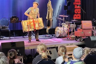 Von Stasi-Spitzeln und treuen Bands: Liederbuch-Verein feiert in Lichtentanne Geburtstag - Clown Jens sorgte mit seinem Zauberkoffer bei den Kindern immer wieder für Gelächter.