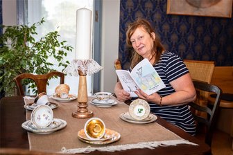 Von störrischen Eseln und kaputten Fenstern: Burgstädter Verein eröffnet historischen Salon mit Buchlesung - Lolita Erhard mit dem Buch "Esbai - Eine lange Reise", das am Donnerstag vorgestellt wird.