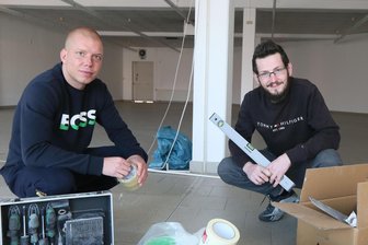 Von Stoffballen zu Hanteln: Zwei Leipziger wagen Fitness-Neustart im „Pleißenanger“ in Neukirchen - Oliver Degg (l.) und Michael Mittenzwei eröffnen Mitte Mai ein 24-Stunden-Fitnessstudio. Die Freude darüber ist auch bei den anderen Geschäftsleuten im „Pleißenanger“ groß.