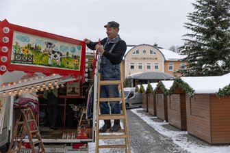 Von Stollentag bis Skibörse: Das bietet die Region Annaberg am ersten Adventswochenende - In Thum kann am Wochenende der Weihnachtsmarkt besucht werden. Im Bild: Schausteller Andreas Schindler beim Aufbau seines Kinderkarussells.