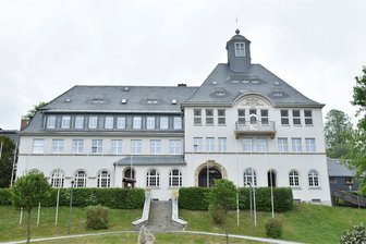 Von Stolz bis Frust: Stimmen zum Wahlausgang im oberen Vogtland - Das Klingenthaler Rathaus. Stimmenkönig Danilo Kaune von der AfD äußert sich zu seinem Erfolg.