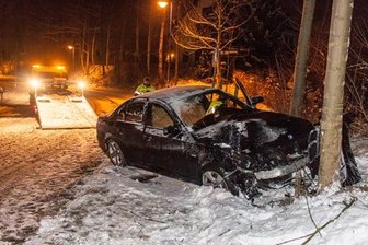 Von Straße abgekommen und gegen Baum geprallt -