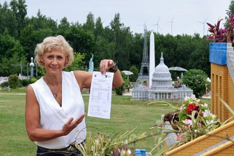 Von „Strebertag“ bis Gutschein: Wo Einser-Schüler der Region Zwickau Belohnungen bekommen - Anke Krasselt betreut die Kasse in der Miniwelt Lichtenstein. Wer mit drei Einsern auf dem Schulzeugnis am Samstag zu ihr kommt, erhält freien Eintritt.