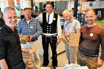 Von Strohballenhaus bis Schaumglasschotter:  So nachhaltig bauen die Mittelsachsen - Ronny Kroll (r.) und Ronny Königstätter (l.) stellten zu den mittelsächsischen Bautagen in Mittweida Lehmziegel vor, bei denen nicht Stroh, sondern das festere Miscanthus-Gras für den nötigen Halt sorgt. 