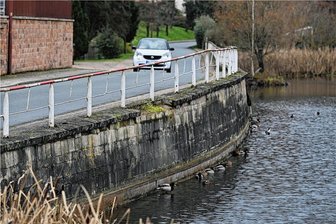 Von Stützmauer bis Wasservorrat: Königsfeld will investieren - Die Stützmauer am Schlossteich in Königsfeld soll saniert werden - eines der Projekte für 2023. 