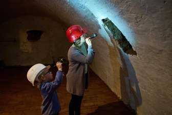 Von Survivaltraining bis Puzzlewettbewerb: Sieben Ferientipps für Zwickau und Umgebung - Das Schlossmuseum Glauchau bietet in den Sommerferien Taschenlampenführungen an.
