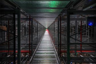 Von Sushi bis Salat: Lichtenau packt Nachhaltigkeit in die Schale - Vieles läuft in der Wellpappe Auerswalde KG in Lichtenau automatisch. Wie von Geisterhand werden in den Produktions- und Lagerhallen die Verpackungen transportiert.