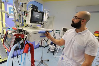 Von Syrien ins Kreiskrankenhaus Freiberg: Am Heiligabend 2020 in ein neues Leben - Chirurg Mahmood Alhaj Ali im Schockraum der Notaufnahme im Kreiskrankenhaus Freiberg.