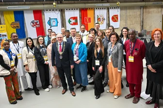 Von Tampere bis Timbuktu: Wie Partnerstädte Chemnitz als Kulturhauptstadt erleben - Gruppenbild der Vertreter von sieben Partnerstädten im Garagen-Campus.