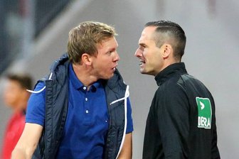 Von Tannenbergsthal in die Champions League: Die Geschichte des Schiri-Obmanns von RB Leipzig - Als Vierter Offizieller war Lars Albert (rechts) vor einigen Jahren auch schon mal mit dem heutigen Bundestrainer Julian Nagelsmann aneinandergeraten. Das ist nur eine seiner vielen Anekdoten aus 30 Jahren Schiedsrichter-Tätigkeit.