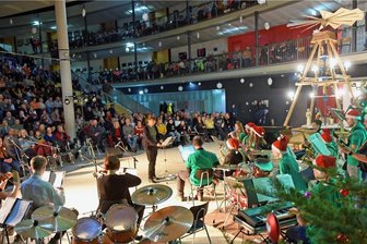 Von Tanz bis Musik: weihnachtliche Revue am Flöhaer Gymnasium - Zum Ende der traditionellen Weihnachtsrevue spielte die Big Band mit Streichergruppe.