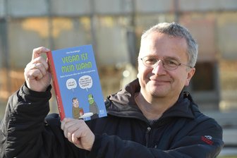 Von Techniksprechstunde bis Weihnachtskarikaturen: Das bringt die Woche zwischen Penig und Oederan - Cartoonist Uwe Krumbiegel, hier mit seinem Buch zum Thema Ernährung, stellt vor Weihnachten in der Volkskunstschule Oederan aus.