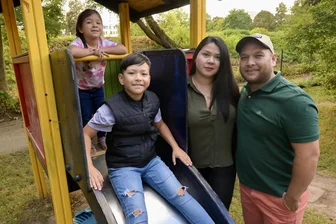 Von Tequeños bis Mbappé: Wie eine Familie aus Venezuela in Zwickau ankommt und ein Junge von großen Träumen erzählt - Haben in Zwickau ein neues Zuhause gefunden: Gonzalo Brusco (41) und Elda Mar Rosales (33) mit ihren Kindern Santhiago (9) und Samara (4) im Garten der Kita „Pusteblume“.