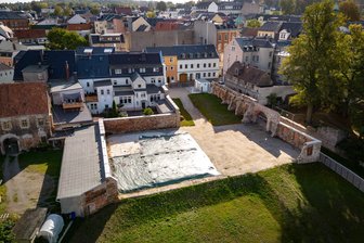 Von Tiny-Houses bis Mehrfamilienhaus in Burgstädt: Wie realistisch sind die Vorschläge für eine Brache in der Innenstadt - Auf dem Areal an der Herrenstraße 20 in Burgstädt wurde das Welker-Gut abgerissen. Nur noch einige Wände sind stehengeblieben. Aus der Drohnenperspektive gibt es einen Überblick.