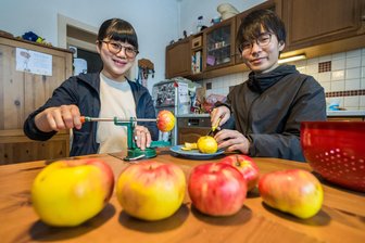 Von Tokio ins Erzgebirge: Warum zwei Japaner auf einem alten Hof Äpfel schneiden - Arbeiten, um reisen zu können: Momoka und Takaaiki Mogi packen bei Familie Mothes in Neuwürschnitz mit an. Ihre Gastgeber fanden sie über die Plattform Workaway.