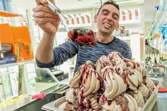 Von Tomate über Bier bis zur Lakritze: Welche neuen Eissorten Auerbacher Leckermäulchen vernaschen können - "A modo mio" heißt die Eigenkreation von Salvatore Muraca - was soviel heißt wie "Auf meine eigene Art". Es kombiniert Haselnuss, Waldbeere, Himbeeren, Keks und Nuss.
