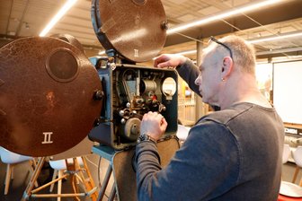Von Trabi bis E-Fuel-VW in Frankenberg: Automobile Klassiker an der Zeitwerkstadt - Hobbykinovorführer Mario Metzner aus Chemnitz kommt mit seinen Projektoren nach Frankenberg.
