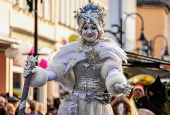 Von traditionell bis originell: So begrüßt Sachsen den Advent - Die Schneekönigin war der Hingucker beim Märchenumzug in Auerbach im Vogtland.