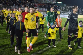Von Trauerminute bis Trainerfrust: Welche fünf Dinge rund ums Derby VfB Auerbach gegen VFC Plauen aufgefallen sind - Die Kapitäne Valentin Sponer (VFC Plauen/rechts) und Amer Kadric (VfB Auerbach/links) führen die beiden Mannschaften aufs Feld.