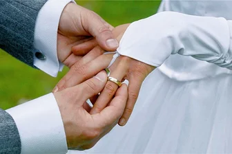 Von Trauring bis Traumkleid: Messe in Stollberg macht Lust aufs Heiraten - Ein Brautpaar steckt sich während der Trauung die Ringe an: Auf der Hochzeitsmesse in Stollberg gibt es nicht nur ringe, sondern auch Brautmoden - und jede Menge Tipps rund um das Thema Hochzeit.