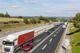 Von Treuen nach Hof: Ab Samstag ist die A 72 frei - Blick von der Brücke an der A72-Anschlussstelle bei Treuen in Richtung Reichenbach. Aktuell rollt der Verkehr dort auf vier verengten Fahrspuren. 