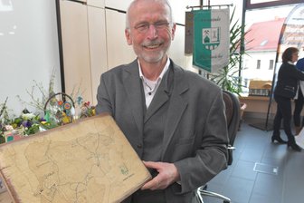 Von Turnhallensanierung bis Digitalisierung - Wünsche an den neuen Bürgermeister von Halsbrücke - Zum Abschied als Bürgermeister hat Andreas Beger vom Gemeinderat eine Landkarte des Gebiets erhalten, dessen Geschicke er seit 2012 geleitet. Sein Nachfolger tritt in große Fußstapfen.