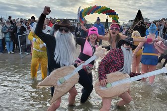 Von ukrainischer Küche bis zur neuen Stadtmanagerin: Vier gute Nachrichten aus Mittelsachsen - Beim Winterstrandkorbfest in Ahlbeck gewannen Ines und Stefan Fuchs als ZZ Top den Preis in der Kategorie „Bestes Kostüm“.