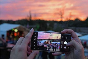 Von US-Cars bis Highland Games: Voll was los am Wochenende in Mittelsachsen - Auch das gehört zum Freiberger US-Car-Meeting: Romantik auf dem Gelände Altes Volksgut Zug. 