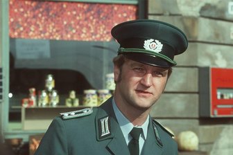 Von Uwe Steimle bis Detlev Buck: Die 10 wichtigsten DDR-Filmkomödien - Verboten gut: Regisseur Detlev Buck als Volkspolizei-Meister (!!) Horkefeld in seinem Kultfilm „Sonnenallee“.