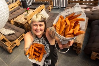 Von veganen Klassikern bis hin zu griechischer Fleischkost: Was Freibad-Imbisse im Vogtland zu bieten haben - Marie Wolf im Waldbad Rodau: die Süßkartoffelpommes sind besonders beliebt.