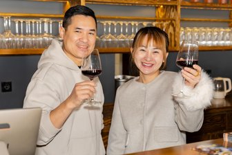Von Vietnam ins Erzgebirge: Paar verwandelt Traditions-Gaststätte in Asia-Restaurant - Anna Bui und ihr Mann Bui Xuan Truong übernahmen das ehemalige „Antik- und Tanzcafé Braunes Roß“ im Dezember.