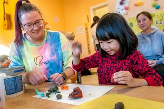 Von Vietnam ins Erzgebirge: So startet die kleine Anh Thu Le in ihr neues Leben - Erzieherin Julia Wilinga formt mit Anh Thu Le Figuren aus Knetmasse, was der Siebenjährigen sichtlich Spaß bereitet.