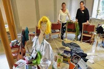Von Vollmacht bis Erinnerungskoffer: Was für Menschen am Lebensende wichtig ist - Die Schwestern Jana Hiesche und Susann Lobbe (links) gehörten zu denjenigen, die die Ausstellung mitgestaltet haben.