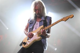 Von Wacken nach Markneukirchen: Heavy Metal lockt 700 Gäste - Heavy-Metal-Gitarrist Axel Rudi Pell spielte mit seiner Band vor 700 Zuhörern in der Musikhalle Markneukirchen.