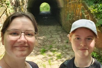 Von Waldgeistern und Hexen: Eine Geocaching-Schatzsuche verspricht Abenteuer vor der Haustür in Mittweida - Ich habe mich zusammen mit meiner Mitbewohnerin Maja (r.) auf Geocaching-Schatzsuche in Mittweida begeben. Der geheimnisvolle Tunnel soll von Hexen bewohnt sein. Sie waren jedoch nicht zu Hause.