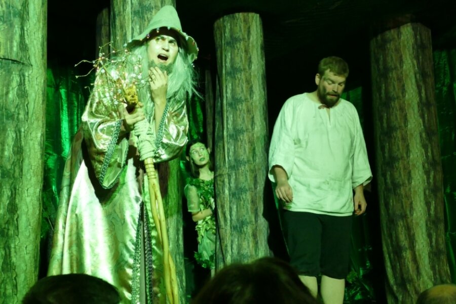 Von Waldgeistern und reichen Holzfällern - Das Glasmännlein (links), gespielt von Henry Merbeth, warnt Peter, gespielt von Philipp Wenzel, davor, zu gierig zu werden. Ein Waldgeist beobachtet die Szene. 