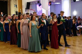 Von Walzer bis Diskofox: Beim Tanzstundenabschlussball im Rochlitzer Bürgerhaus saß (fast) jeder Schritt - Der Tanzstundenabschlussball des Tanzcenters Kießling im Rochlitzer Bürgerhaus wurde mit der Polonaise eröffnet.