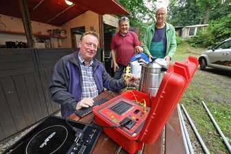 Von Warmem Eckchen bis Käsespätzle: Wie sicher ist das Brutzeln auf dem Heidelbergfest Wüstenbrand? - Von links: Uwe Böttger mit Helmuth Dubielczik und Helfer Dieter Kobarg beim Prüfen.
