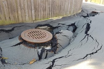 Von Wassermassen zerstörte Straße in Oelsnitz: So geht es hier weiter - Das zerstörte Hirtengässchen in Oelsnitz.