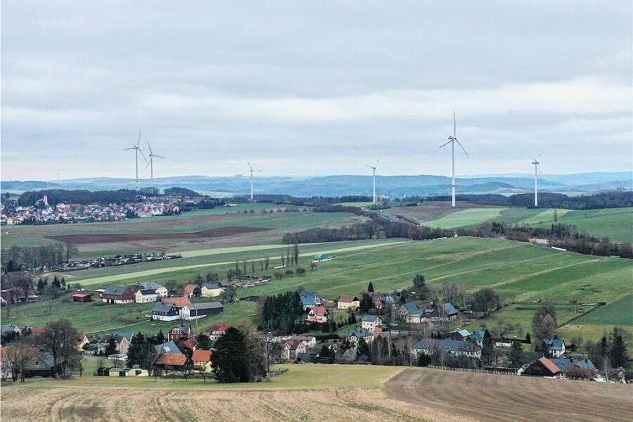Von wegen 1000 Meter Abstand: Windräder rücken bis auf 500 Meter an Reinsdorfer Häuser heran - Auf der Reinsdorfer Höhe sind derzeit sechs Windräder in Betrieb. In Kürze werden es voraussichtlich mindestens zehn sein. 