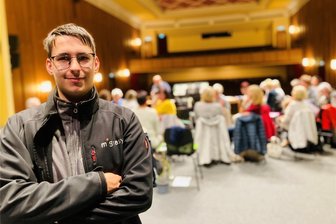 Von wegen altbacken: Wie ein Erzgebirger die traditionelle Blasmusik salonfähig halten will - Fritz Broßmann aus Lößnitz will Blasmusik salonfähig halten. Dazu plant der 22-Jährige mit dem Blema-Chor aus Aue-Bad Schlema und der Bergkapelle Schneeberg Anfang November ein besonderes Konzert.
