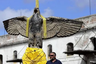 Von wegen Friedenstaube - Bleibt ein Bronzeadler.