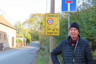 Von wegen friedliches Dorfleben: Langenhessener sind von Rasern genervt - Der Langenhessener Michael Matthes ärgert sich tagtäglich über Kraftfahrer an der Dorfstraße, die die Verkehrsschilder einfach ignorieren.