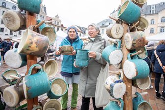 Von wegen goldener Oktober: Händler und Besucher des Plauener Töpfermarktes müssen sich warm anziehen - 